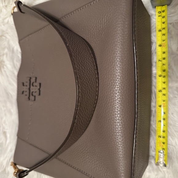 Tory Burch McGraw Bucket Shoulder Bag - Picture 5 of 9